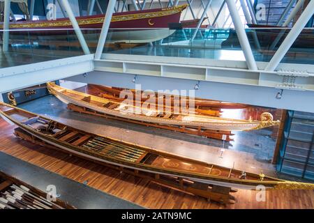 Istanbul, Türkei - 12. Januar 2020: Imperiale Kaiques, meist aus dem 19. Jahrhundert, die im Istanbul Naval Museum, Türkei, ausgestellt sind. Stockfoto