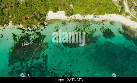 Tropische Lagune mit türkisfarbenem Wasser und weißem Strand Boracay, Philippinen. Stockfoto