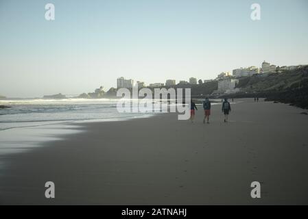 Ein Spaziergang entlang eines ruhigen Strandes im Südwesten Frankreichs, Pasakdek Stockfoto