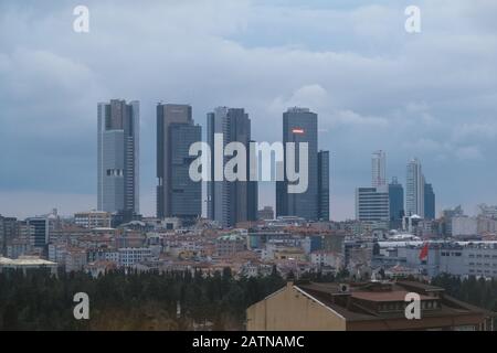 Istanbul, Türkei - 12. Januar 2020: Wolkenkratzer in Istanbu, Sisli District Skyline, Türkei. Stockfoto