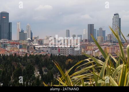 Istanbul, Türkei - 12. Januar 2020: Wolkenkratzer in Istanbu, Sisli District Skyline, Türkei. Stockfoto