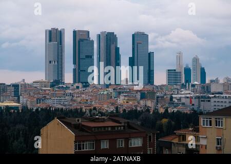 Istanbul, Türkei - 12. Januar 2020: Wolkenkratzer in Istanbu, Sisli District Skyline, Türkei. Stockfoto