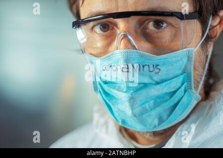 Medizinischer Arbeiter, der Coronavirus Gesichtsschutzmaske trägt, Nahaufnahme Kopfschuss Porträt Stockfoto