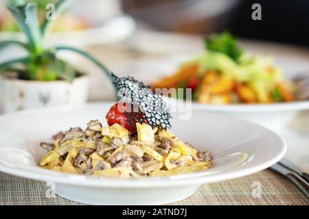 Fettuccin mit köstlichen Pilzen und Creme in einem Luxus-Restaurant Stockfoto