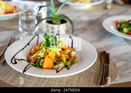 Ein köstlicher gegrillter oder gerösteter Hellumi-Käse-Salat wird in einem eleganten Restaurant oder Hotel serviert Stockfoto