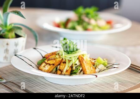 Ein köstlicher Hellumi-Käse-Salat wird in einem eleganten Restaurant oder Hotel serviert Stockfoto