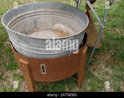 Old rin Pail in einem rostigen Stand, der auf einem Flohmarkt verkauft wird Stockfoto