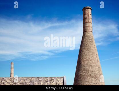 Kamine des ehemaligen Klosters "Centro Andaluz de Arte Contemporaneo" und heute eine moderne Keramikfabrik Stockfoto