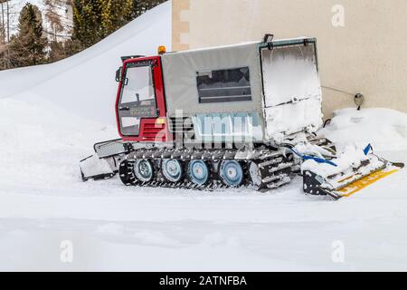 Badia (BZ), 11. FEBRUAR 2019: Licht ist aufklärender Schneepflug Stockfoto