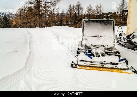 Badia (BZ), 11. FEBRUAR 2019: Licht ist aufklärender Schneepflug Stockfoto