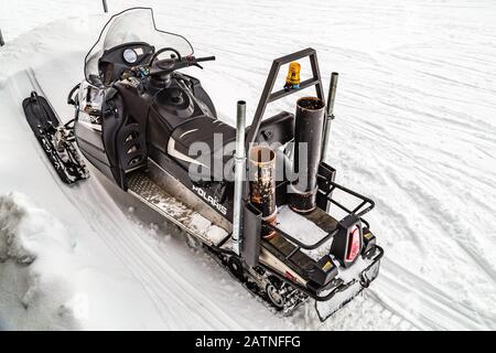 Badia (BZ), 11. FEBRUAR 2019: Schneebedeckendes Ski-Motorrad Stockfoto