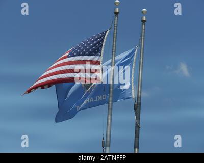 Flaggen der Vereinigten Staaten von Amerika und des Staates Oklahoma, die im Wind fliegen Stockfoto