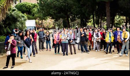 Barcelona, SPANIEN - 6. APRIL 2018: Eine große Gruppe von Touristen, die die berühmte La Sagrada Familia in Barcelona, Spanien, bewundern und fotografieren Stockfoto