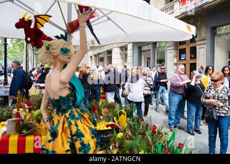 BARCELONA, SPANIEN - 23 April, 2018: die Leute an den Ständen von Rosen und Bücher in Barcelona, für Saint George, an jedem 23. April gefeiert, wenn es t Stockfoto