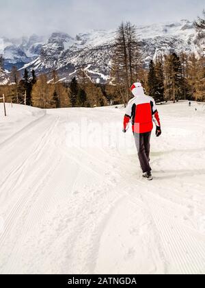 Badia (BZ), 11. FEBRUAR 2019: Touristenspaziergänge auf schneebedeckten Pisten Stockfoto