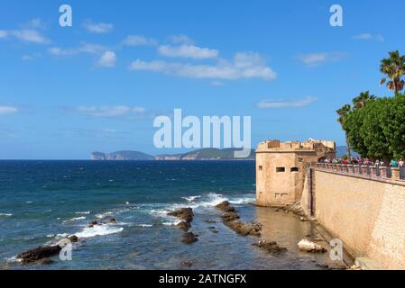 Alghero, ITALIEN - 19. SEPTEMBER 2017: Menschen an der umgebenden Mauer, neben dem Meer, des Centro Storico, der Altstadt von Alghero, auf Sardinien, Ital Stockfoto