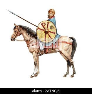 Der alte, byzantinische Reiter. Uralter Krieger zu Pferd. Chi Rho auf dem Schild des Ritters. Buchillustration. Stockfoto