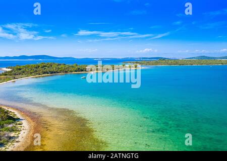 Schöne lange Strände am blauen Adria-Meerparadies, Insel Dugi Otok in Kroatien, Luftgewand Stockfoto