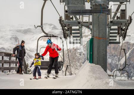 Badia (BZ), 11. FEBRUAR 2019: Touristen verlassen Sesselliftplätze Stockfoto