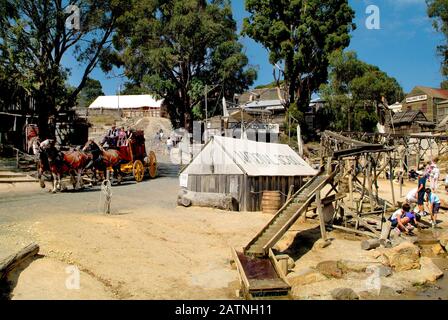 Ballarat, VIC, Australien - 23. Januar 2008: Nicht identifizierte Menschen, die auf Sovereign Hill nach Gold und Vintage-Trainer suchen - ein umgebauter Goldgräbervillag Stockfoto