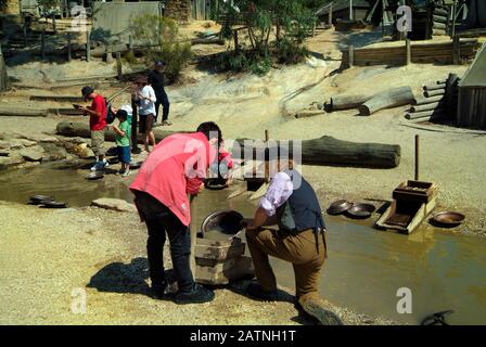 Ballarat, VIC, Australien - 23. Januar 2008: Nicht identifizierte Menschen, die auf Sovereign Hill nach Gold suchen - ein umgebautes Goldgräberdorf und es vorgezogen hat Stockfoto