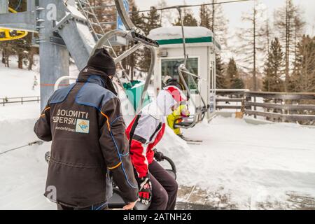 Badia (BZ), 11. FEBRUAR 2019: Touristensitz auf Sessellift Stockfoto