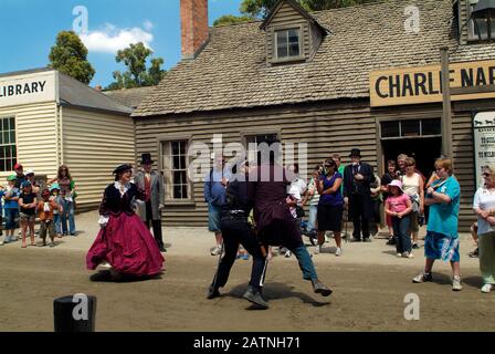 Ballarat, VIC, Australien - 23. Januar 2008: Nicht identifizierte Menschen in traditioneller Kleidung der Pionierzeit durch einen Kampf auf der Hauptstraße auf Sovereign Hill - Stockfoto