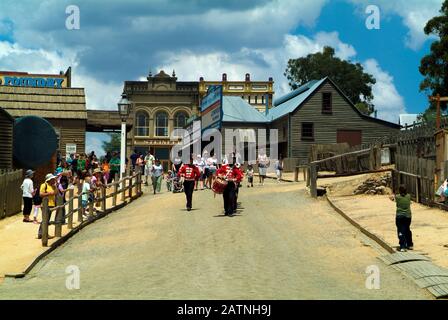 Ballarat, VIC, Australien - 23. Januar 2008: Nicht identifizierte Menschen und Soldaten in traditioneller Kleidung der Pionierzeit durch Parade auf Sovereign Hill - A. Stockfoto