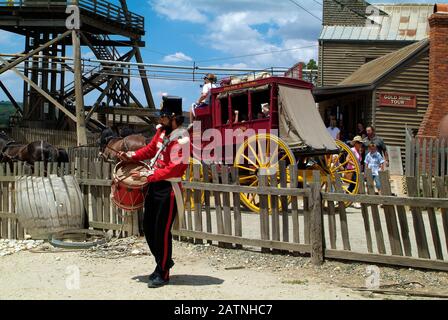 Ballarat, VIC, Australien - 23. Januar 2008: Nicht identifizierte Menschen und Soldat mit Trommel auf dem Sovereign Hill - ein umgebautes Goldgräberdorf, bevorzugt Stockfoto