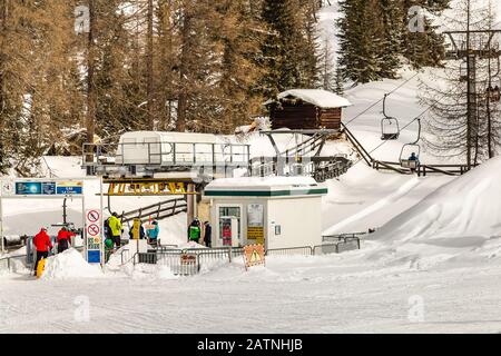 Badia (BZ), 11. FEBRUAR 2019: Touristen warten auf Sesselliftplatz Stockfoto