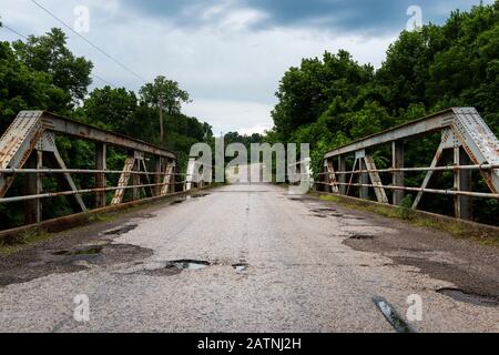 Eine Strecke der ursprünglichen Route 66 bewies eine alte Stahlbrücke im US-Bundesstaat Missouri. Stockfoto