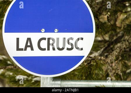 Badia (BZ), 11. FEBRUAR 2019: Licht leuchtet auf dem Schild La Crusc auf Stockfoto