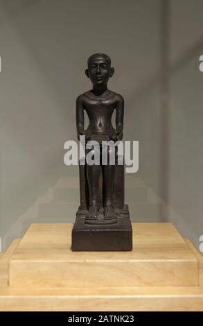 Barcelona, Spanien - 27. Dezember 2019: Die Statue des mhotep wird als Schreiber dargestellt. Dynastie, 664 v. Chr. Museum für Alte Ägypten-Kultur von Barcelona, Spai Stockfoto