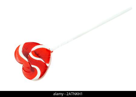 Foto schöner Regenbogen herzförmige Lollipop-Süßigkeiten auf weißem Hintergrund, Valentinstag Konzept Stockfoto