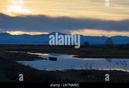 Blick auf Kerkini See mit Reflexionen auf dem Wasser bei Sonnenuntergang in Nordgriechenland Stockfoto