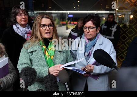 Tracey Smith (links) und Debbie Douglas geben den Medien außerhalb Der Bond Company, Birmingham, nach Anfrage Vorsitzender, der Rechte Rev Graham James, einen Bericht und seine Ergebnisse der Ian Paterson Untersuchung vor. Stockfoto