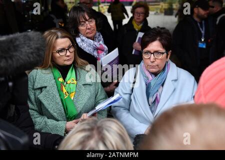 Tracey Smith (links) und Debbie Douglas geben den Medien außerhalb Der Bond Company, Birmingham, nach Anfrage Vorsitzender, der Rechte Rev Graham James, einen Bericht und seine Ergebnisse der Ian Paterson Untersuchung vor. Stockfoto