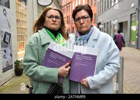 Tracey Smith (links) und Debbie Douglas außerhalb Der Bond Company, Birmingham, nach Anfrage Vorsitzender, der Rechte Rev Graham James, legten einen Bericht und seine Ergebnisse der Ian Paterson Untersuchung vor. Stockfoto