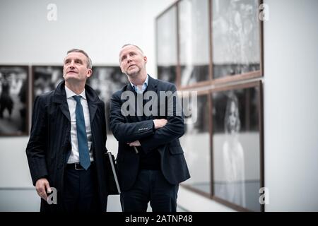 04. Februar 2020, Nordrhein-Westfalen, Düsseldorf: Thomas Geisel, Oberbürgermeister der Stadt Düsseldorf, und Felix Krämer, Generaldirektor des Kunsthauses (l-r-) sind zu sehen. Fünf Monate nach dem Tod des Starfotografen Peter Lindbergh präsentiert das Museum Kunstpalast in Düsseldorf eine Ausstellung seines Werks. Die Ausstellung mit dem Titel "Peter Lindbergh: Untold Stories" zeigt rund 140 Fotografien aus den frühen 1980er Jahren bis in die Gegenwart. Lindbergh hatte bis unmittelbar vor seinem Tod im Alter von 74 Jahren im September 2019 an seiner ersten selbstgestalteten Werkausstellung gearbeitet. Foto: Fab Stockfoto