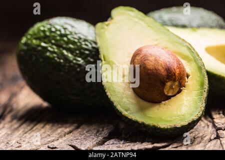 Frischer Avocado auf rustikalem Holztisch - Nahaufnahme Stockfoto