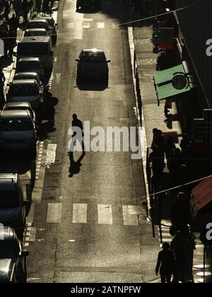 PARISER STRASSE - SCHIESSEN GEGEN DIE SCHATTEN DER SONNENSTRASSEN IN DER RUE ST DOMINIQUE PARIS FRANKREICH - PARISER STRASSENFOTOGRAFIE © FRÉDÉRIC BEAUMONT Stockfoto