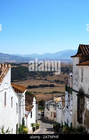 Stadstraße mit Blick auf die Landschaft, Jimena de la Frontera, Andalucia, Spanien. Stockfoto