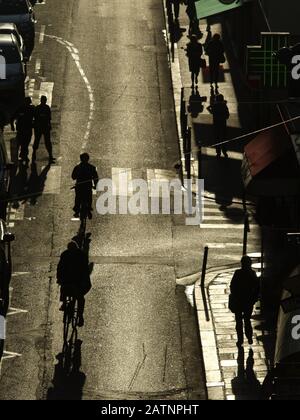 PARISER STRASSE - SCHIESSEN GEGEN DIE SCHATTEN DER SONNENSTRASSEN IN DER RUE ST DOMINIQUE PARIS FRANKREICH - PARISER STRASSENFOTOGRAFIE © FRÉDÉRIC BEAUMONT Stockfoto