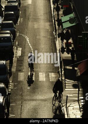 PARISER STRASSE - SCHIESSEN GEGEN DIE SCHATTEN DER SONNENSTRASSEN IN DER RUE ST DOMINIQUE PARIS FRANKREICH - PARISER STRASSENFOTOGRAFIE © FRÉDÉRIC BEAUMONT Stockfoto