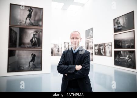 04. Februar 2020, Nordrhein-Westfalen, Düsseldorf: Felix Krämer, Generaldirektor des Kunsthauses ist zu sehen. Fünf Monate nach dem Tod des Starfotografen Peter Lindbergh präsentiert das Museum Kunstpalast in Düsseldorf eine Ausstellung seines Werks. Die Ausstellung mit dem Titel "Peter Lindbergh: Untold Stories" zeigt rund 140 Fotografien aus den frühen 1980er Jahren bis in die Gegenwart. Lindbergh hatte bis unmittelbar vor seinem Tod im Alter von 74 Jahren im September 2019 an seiner ersten selbstgestalteten Werkausstellung gearbeitet. Foto: Fabian Strauch / dpa - ACHTUNG: Nur für redaktionelle Zwecke im Zusammenhang Stockfoto