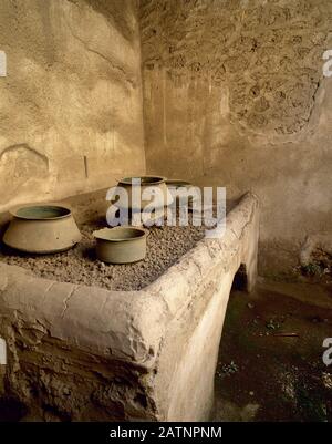 Italien, Pompeji. Haus des Vetti, 1. Jahrhundert n. Chr. Domus, der zwei reichen Kaufleuten gehörte, Vettio Restitulo und Aulo Vettio Convivo. Küche mit Töpfen. Stockfoto