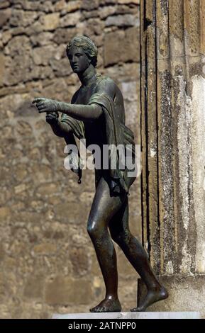 Statue des Apollo als Bogenschützen (Apollo Saettante). Bronze. Tempel des Apollo. Kopie (das Original ist im Archäologischen Museum von Neapel erhalten). Pompeji, La Campania, Italien. Stockfoto