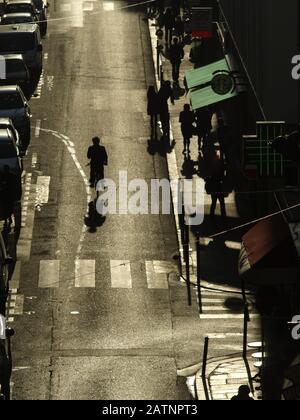 PARISER STRASSE - SCHIESSEN GEGEN DIE SCHATTEN DER SONNENSTRASSEN IN DER RUE ST DOMINIQUE PARIS FRANKREICH - PARISER STRASSENFOTOGRAFIE © FRÉDÉRIC BEAUMONT Stockfoto