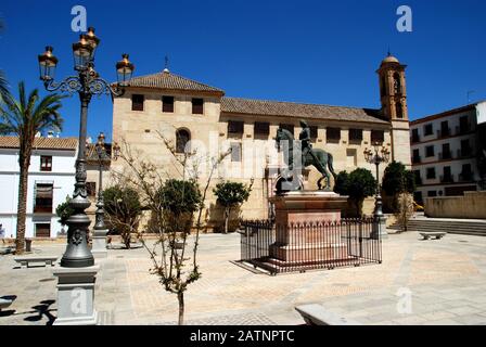 Kloster (Convento de Santa Catalina) auf der Plaza Guerrero Munoz und eine Statue von Fernando, Antequera, Spanien. Stockfoto