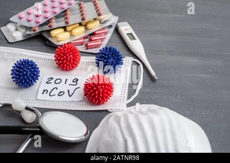 Modell eines Coronavirus-Stammes aus China. Ausbruch des Atemwegssyndroms und des neuen 2019-nKoV-Coronavirus mit freiem Raum auf grauem Hintergrund. Stockfoto